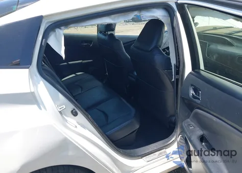 2017 Toyota Prius Four Touring z USA, uszkodzony, nr VIN JTDKARFU4H3034926